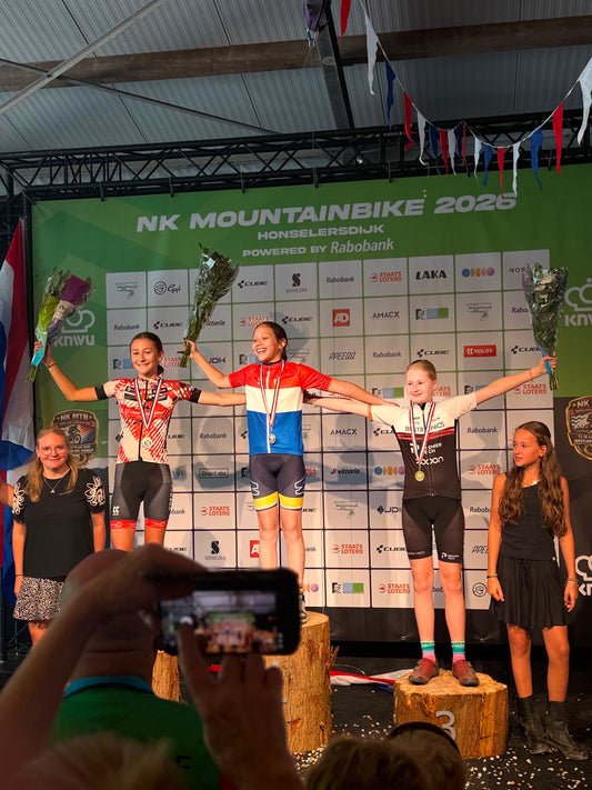 Rood wit blauw, podiumplaatsen en pure strijd op het NK Mountainbike